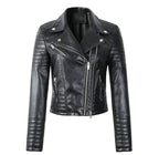 Chaqueta biker entallada para mujer con detalles acolchados