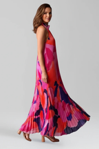 Abito Plissettato con Scollo Halter e Silhouette Fluttuante