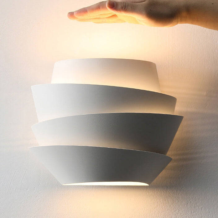 Lampada da parete scandinava NordGlow con due sorgenti luminose