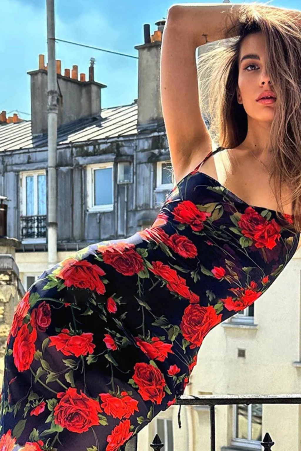 Sort Blomsterkjole med Tynde Stropper og Ren Silhuet