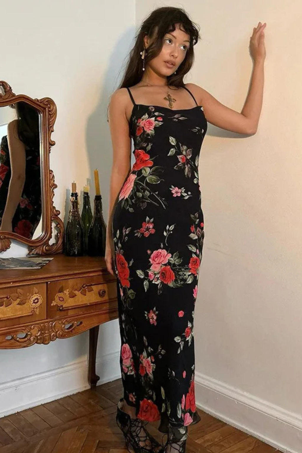 Vestito a Fiori con Spalline Sottile e Silhouette Pura