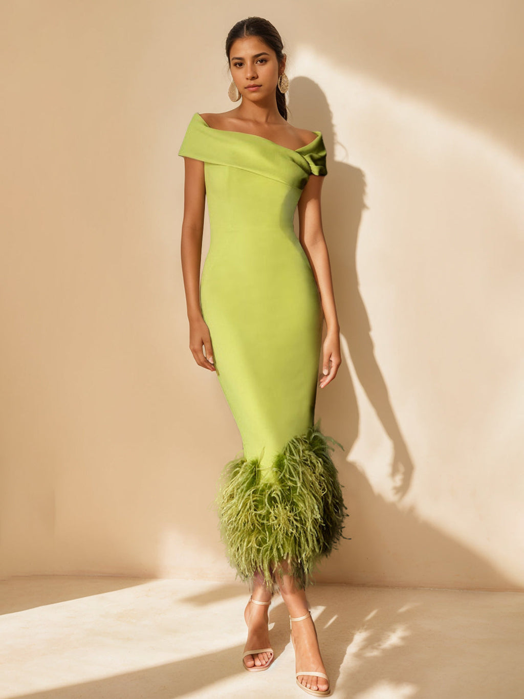 Robe de cérémonie pour femme en satin extensible avec détails en plumes