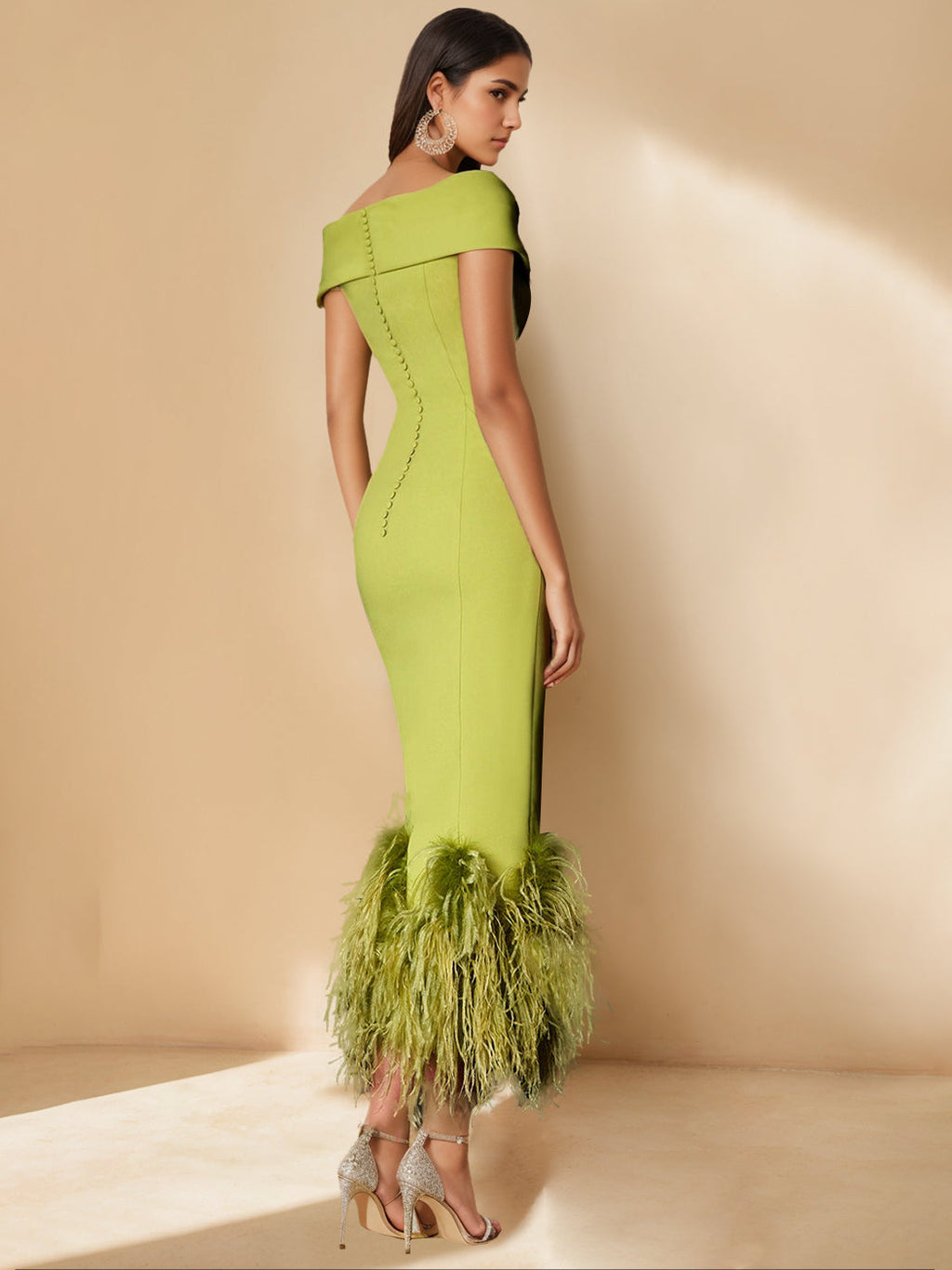 Robe de cérémonie pour femme en satin extensible avec détails en plumes