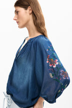 Blusa de mujer azul de manga larga con bordado