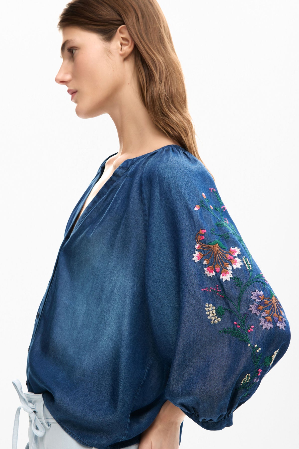 Blusa de mujer azul de manga larga con bordado