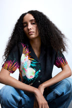 Blusa de mujer negra de manga corta con estampado
