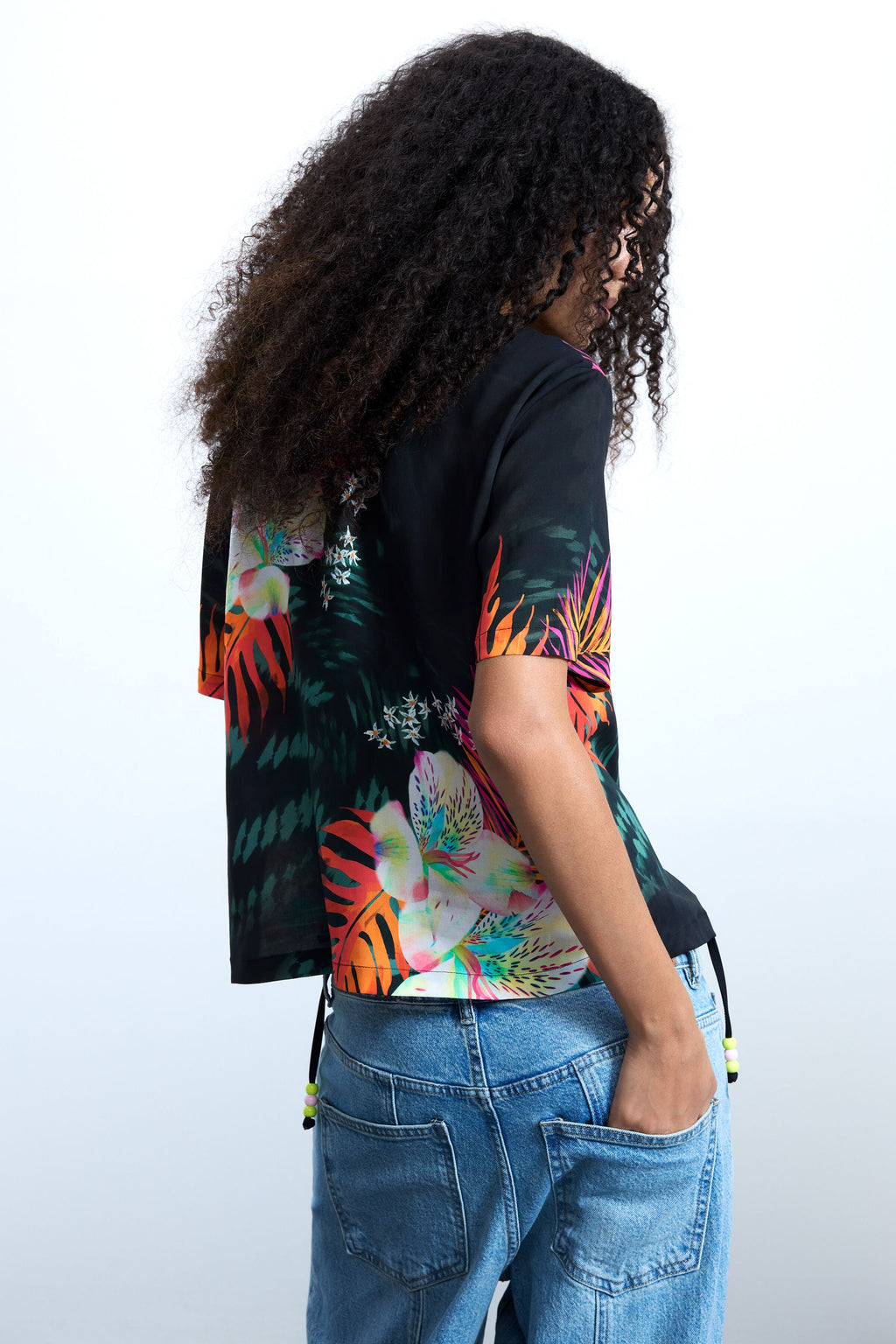 Blusa de mujer negra de manga corta con estampado
