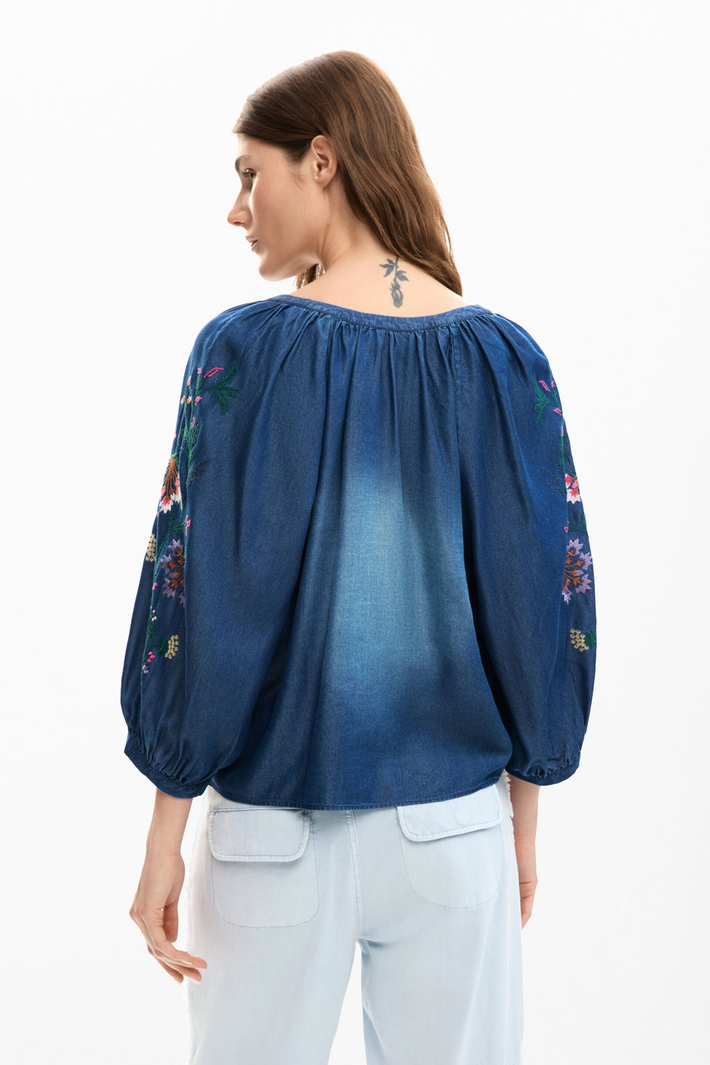 Blusa de mujer azul de manga larga con bordado