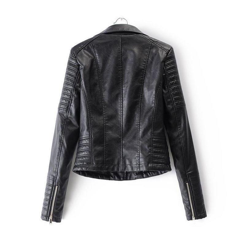 Chaqueta biker entallada para mujer con detalles acolchados