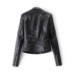 Chaqueta biker entallada para mujer con detalles acolchados