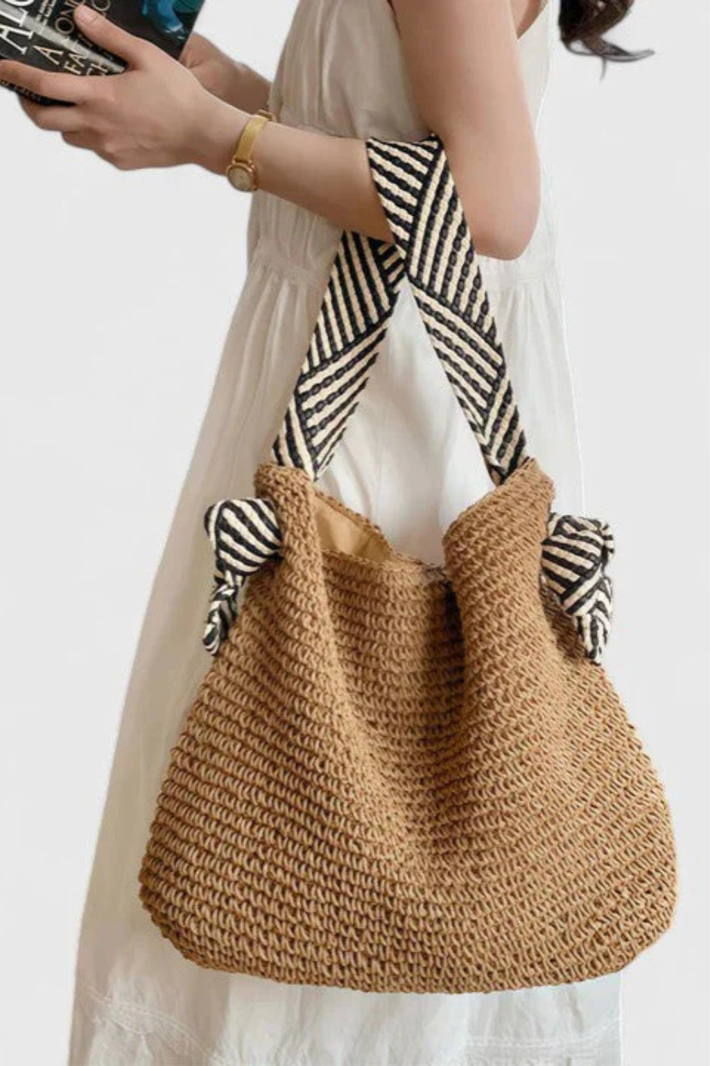 Borsa in Paglia con Design Intrecciato e Forma Spaziosa per l'Estate