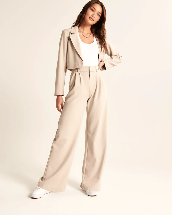 Pantalon élégant pour femme à taille haute avec pinces - jambe large et coupe tailleur