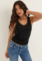 Top in Pizzo Biondo con Spalline a Spaghetti e Scollo a V