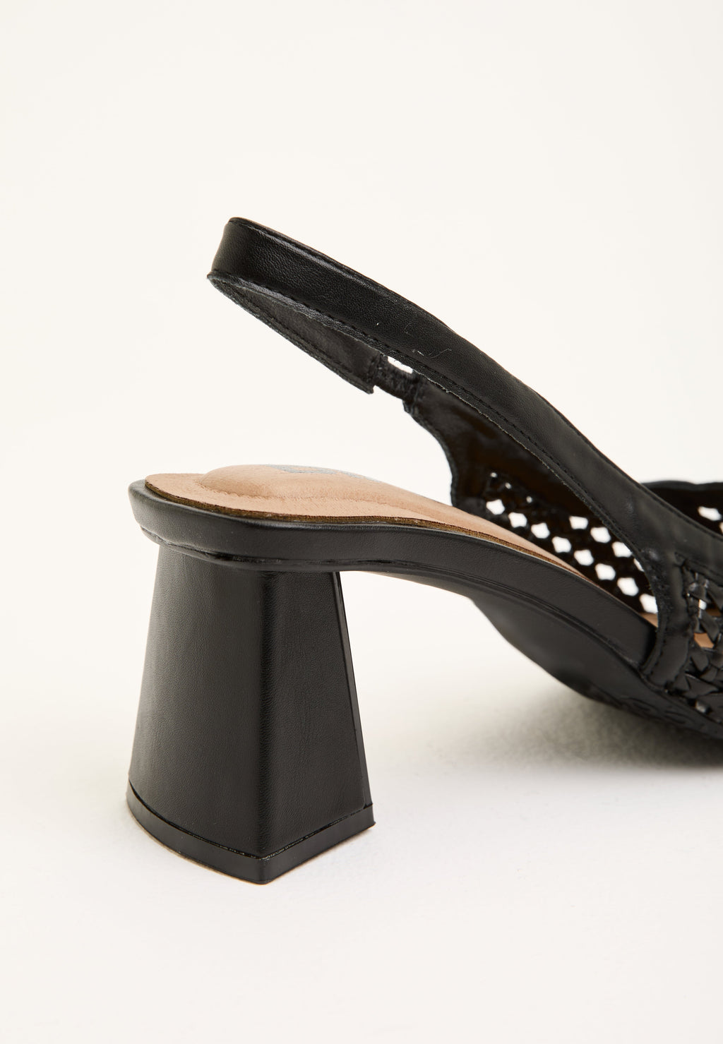 Slingback Pumps con Punta Affilata e Dettaglio Intrecciato