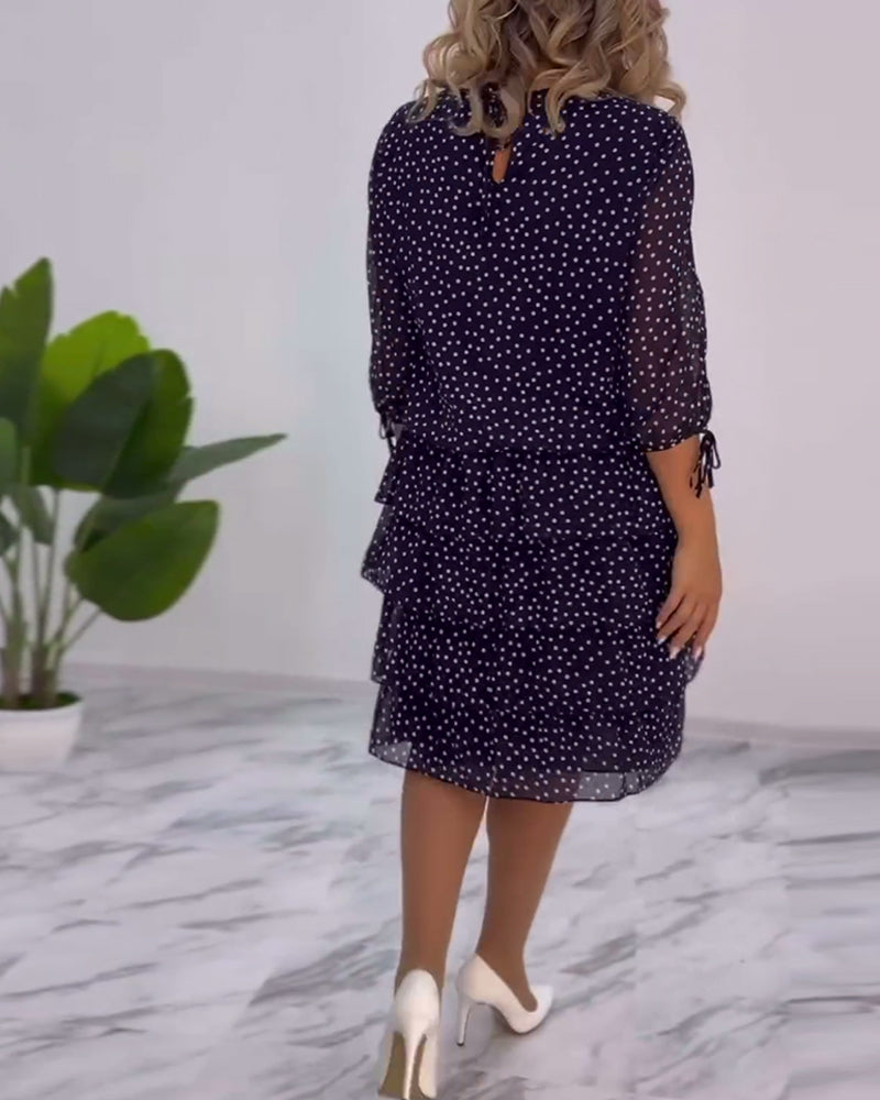 Abito a Strati Design a Pois Espressione Femminile