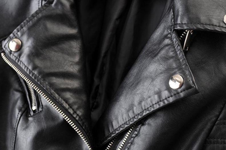 Chaqueta biker entallada para mujer con detalles acolchados