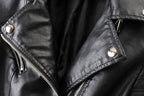Chaqueta biker entallada para mujer con detalles acolchados