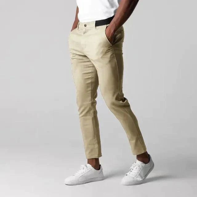 Modernisti leikatut slim fit -chinot miehille