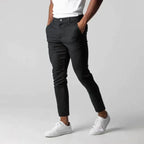 Modernisti leikatut slim fit -chinot miehille
