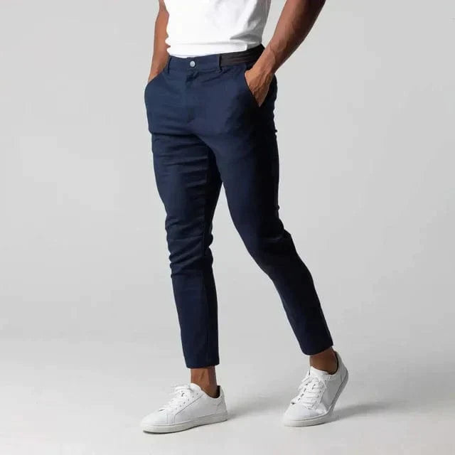 Modernisti leikatut slim fit -chinot miehille