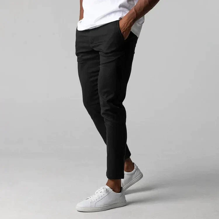 Modernisti leikatut slim fit -chinot miehille