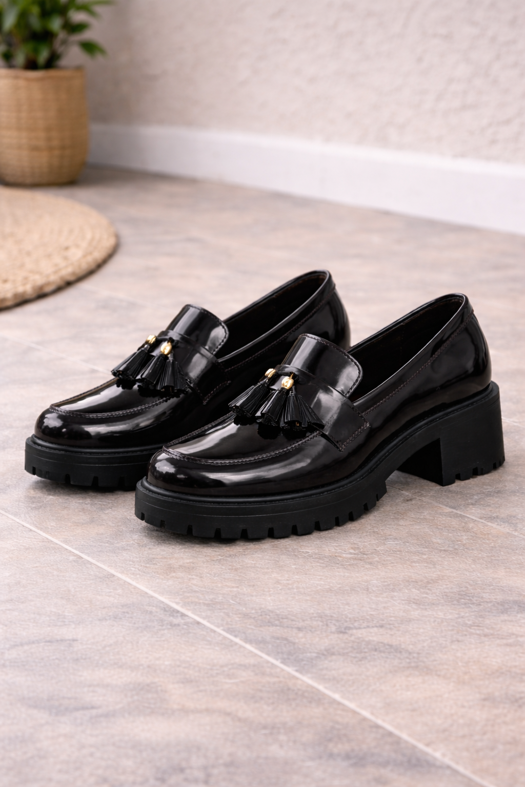 Mocassini da Donna in Vernice con Nappine e Suola Platform