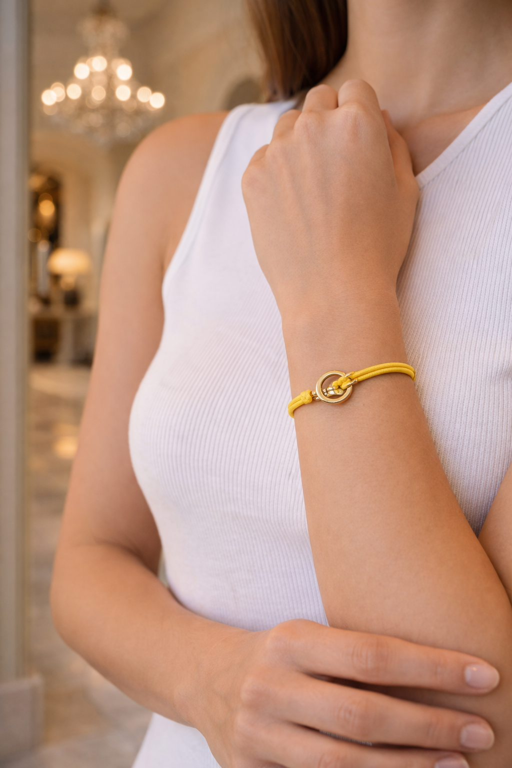 Bracciale Minimalista con Cordino Regolabile e Dettaglio in Metallo
