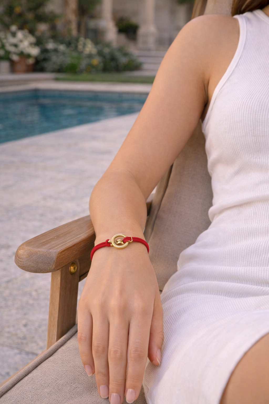 Bracciale Minimalista con Cordino Regolabile e Dettaglio in Metallo