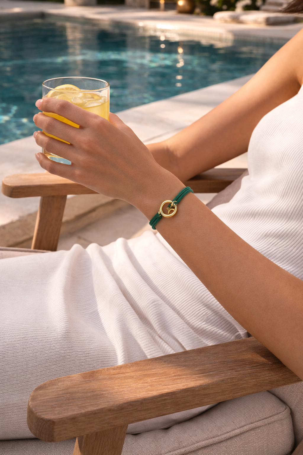 Bracciale Minimalista con Cordino Regolabile e Dettaglio in Metallo