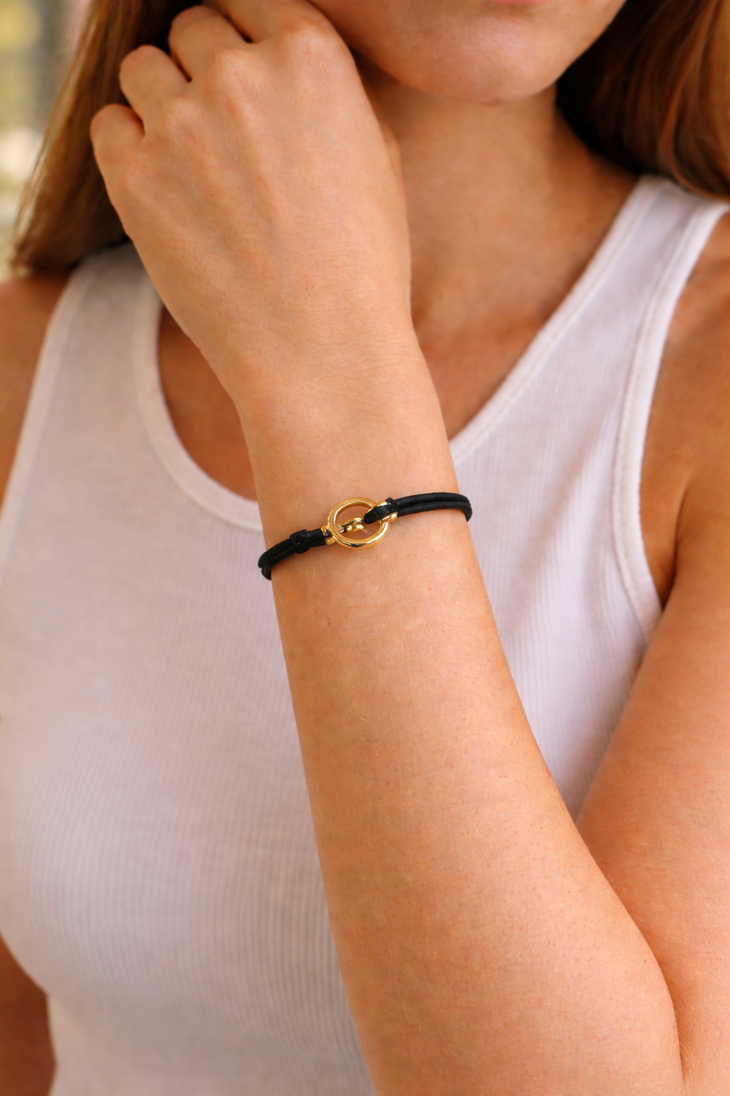 Bracciale Minimalista con Cordino Regolabile e Dettaglio in Metallo