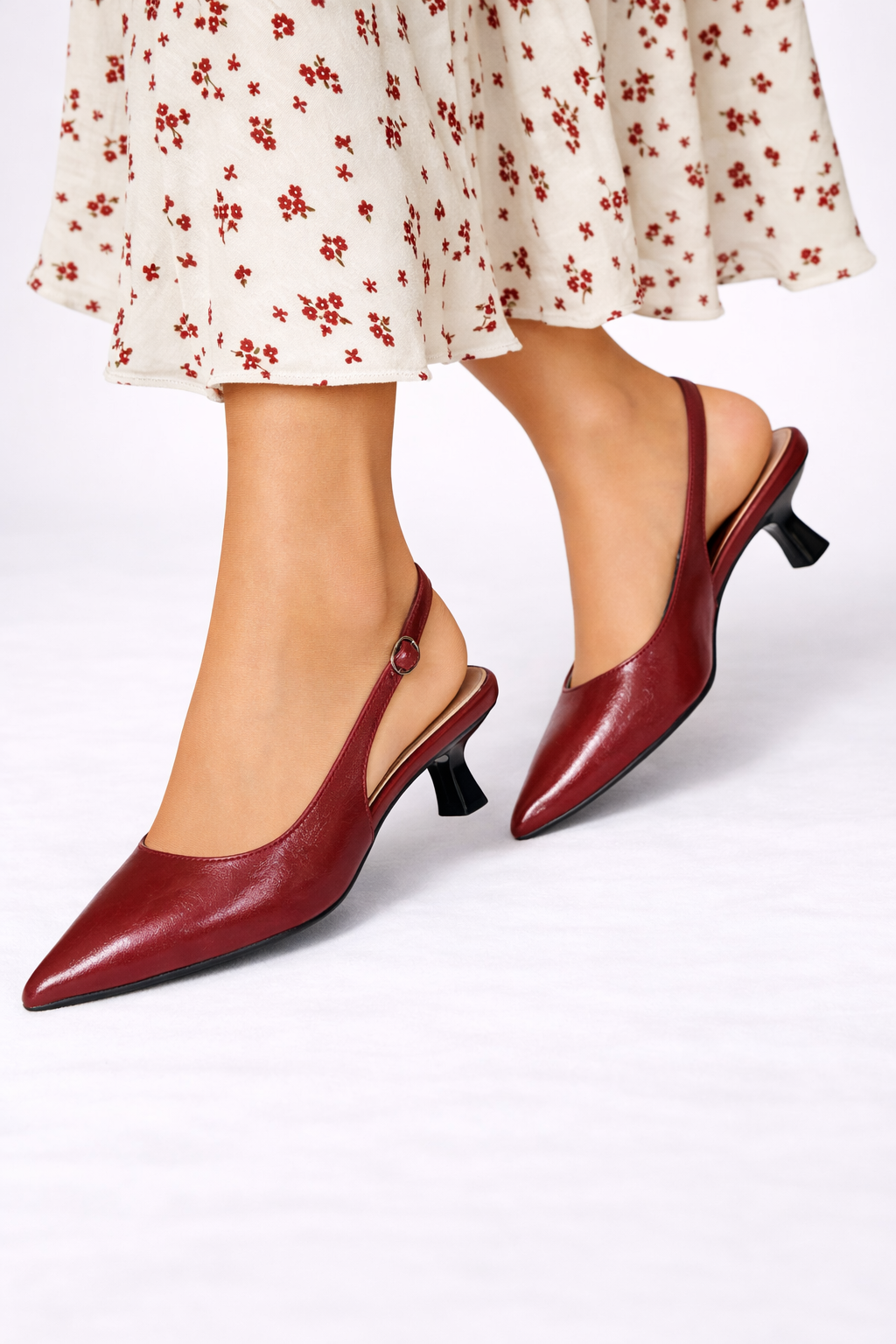 Lucinda Lak Slingback Heels con Punta Affilata e Elegante Lucentezza