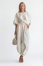 Ensemble femme en lin avec blouse drapée et pantalon large