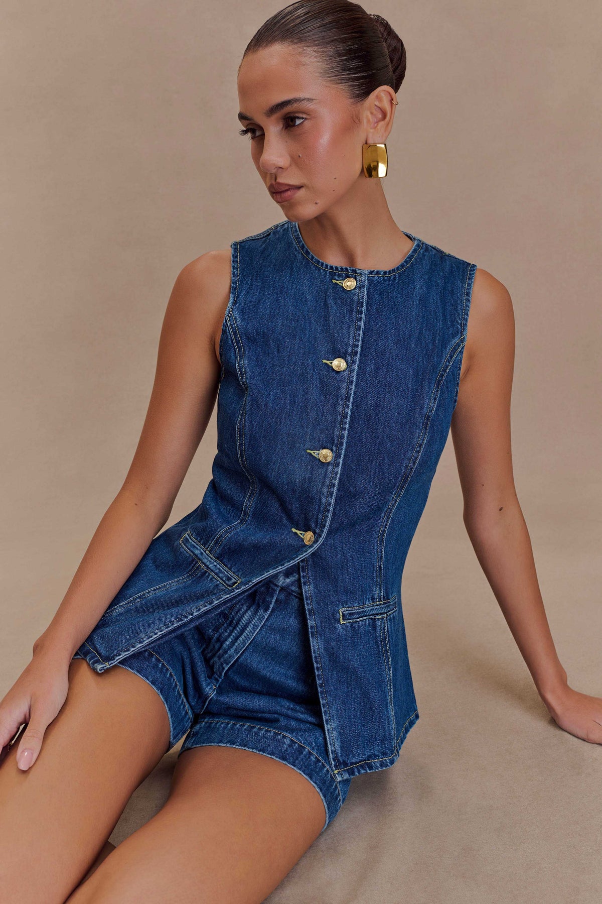 Ensemble femme en denim avec gilet et short taille haute