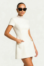 Minidress con Dettagli di Perle e Silhouette Elegante