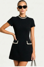 Minikjole Perledetaljer Elegant Silhuet