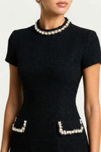 Minidress con Dettagli di Perle e Silhouette Elegante