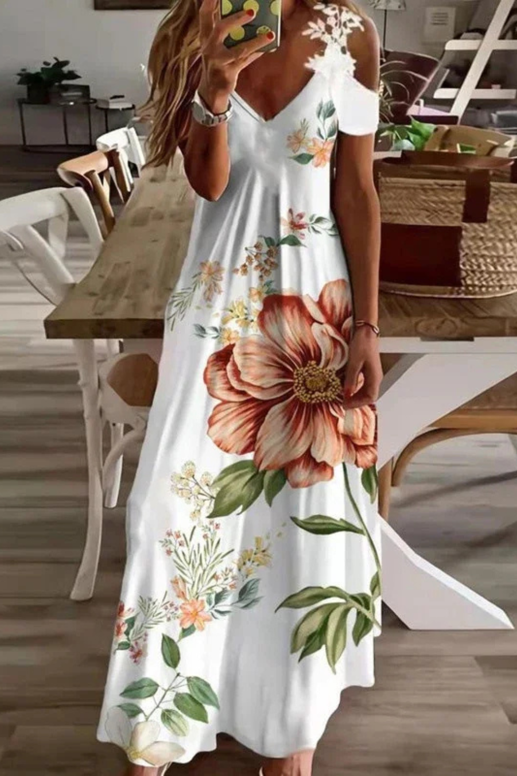 Maxi Kjole – Blomstret Silhuet med Cold-Shoulder Detaljer