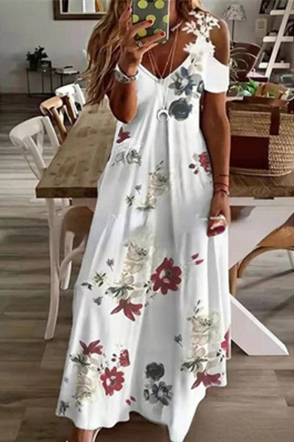 Maxi Kjole – Blomstret Silhuet med Cold-Shoulder Detaljer