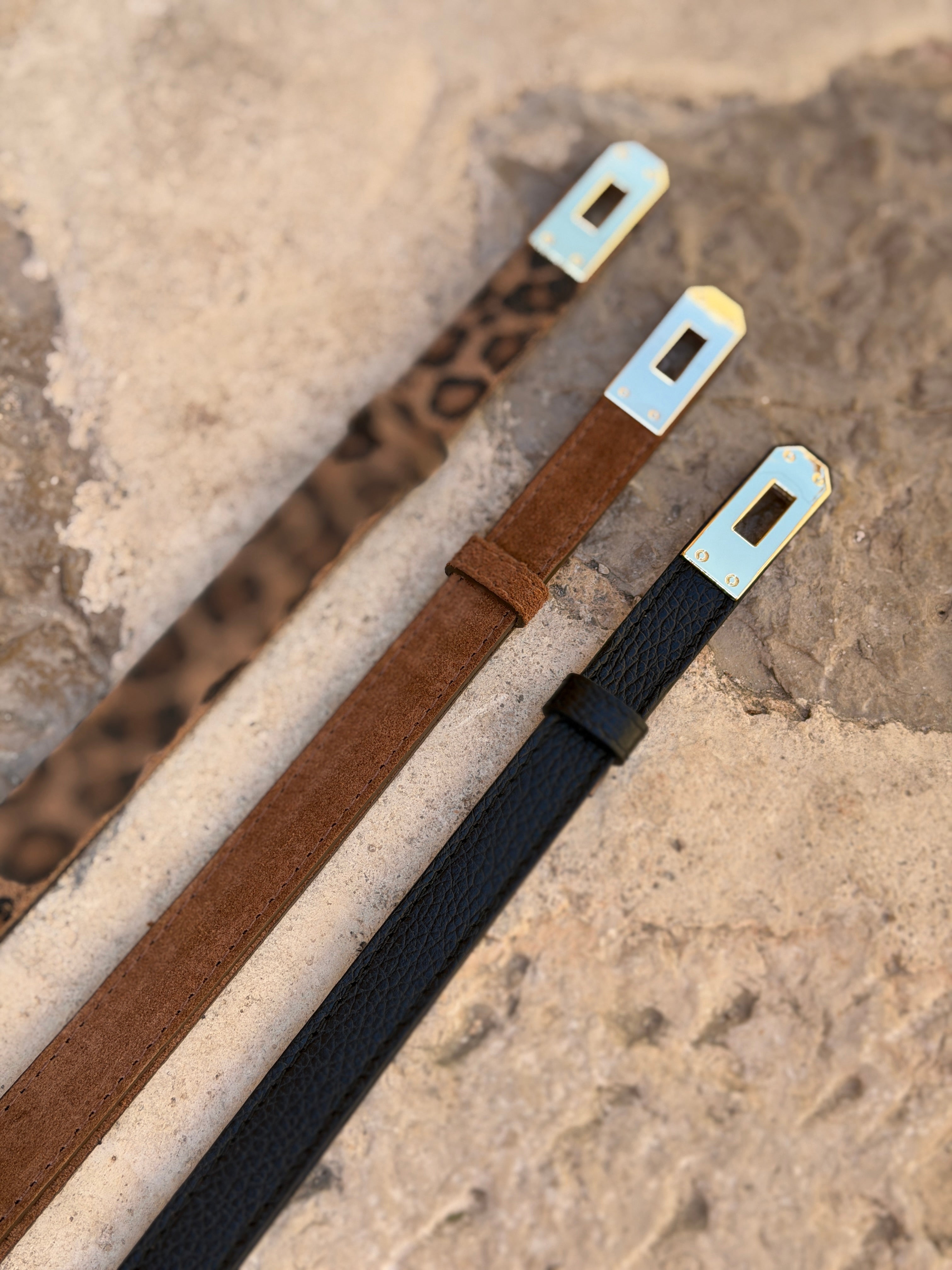 Cintura in Pelle con Vestibilità Regolabile e Aspetto Pulito