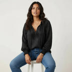Blusa de mujer de encaje texturizado con lazo en el cuello