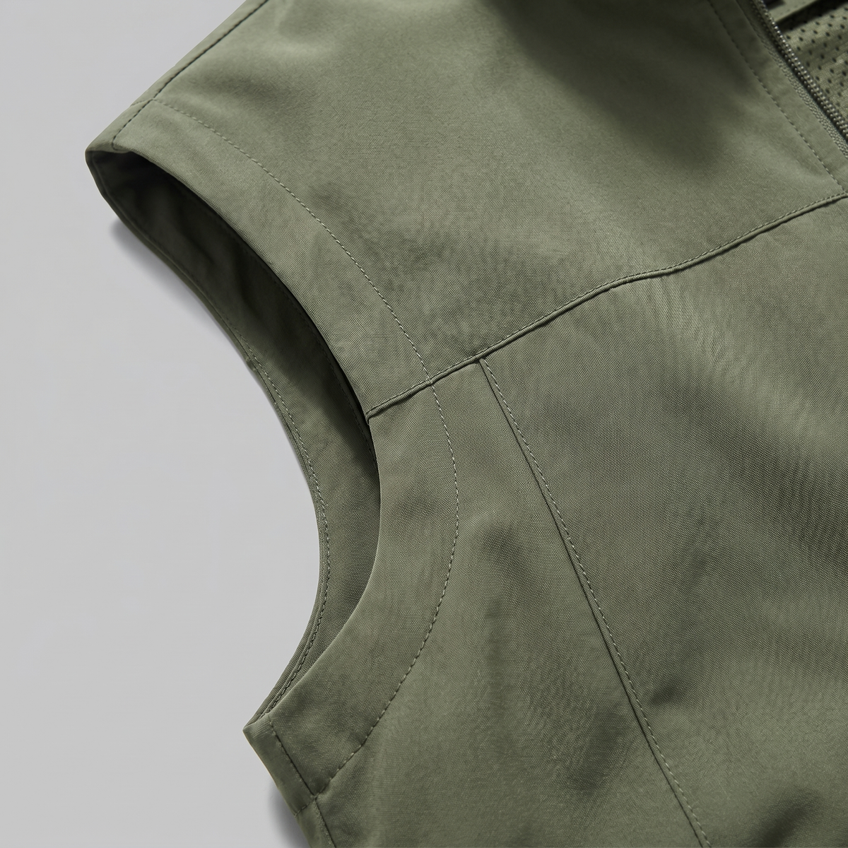 Chaleco utilitario ligero para hombre con múltiples bolsillos