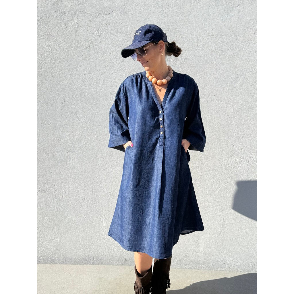 Abito in Denim Corto Silhouette Eleganza Moderna