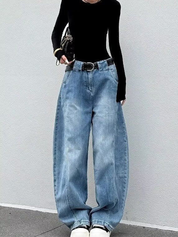 Jeans para mujer de pierna barrel y cintura alta – Denim lavado con pliegues y estilo vintage
