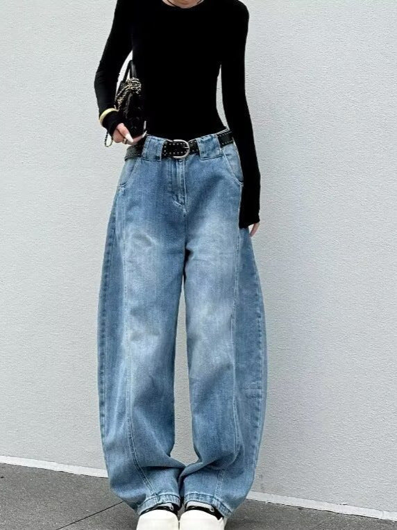 Jeans para mujer de pierna barrel y cintura alta – Denim lavado con pliegues y estilo vintage