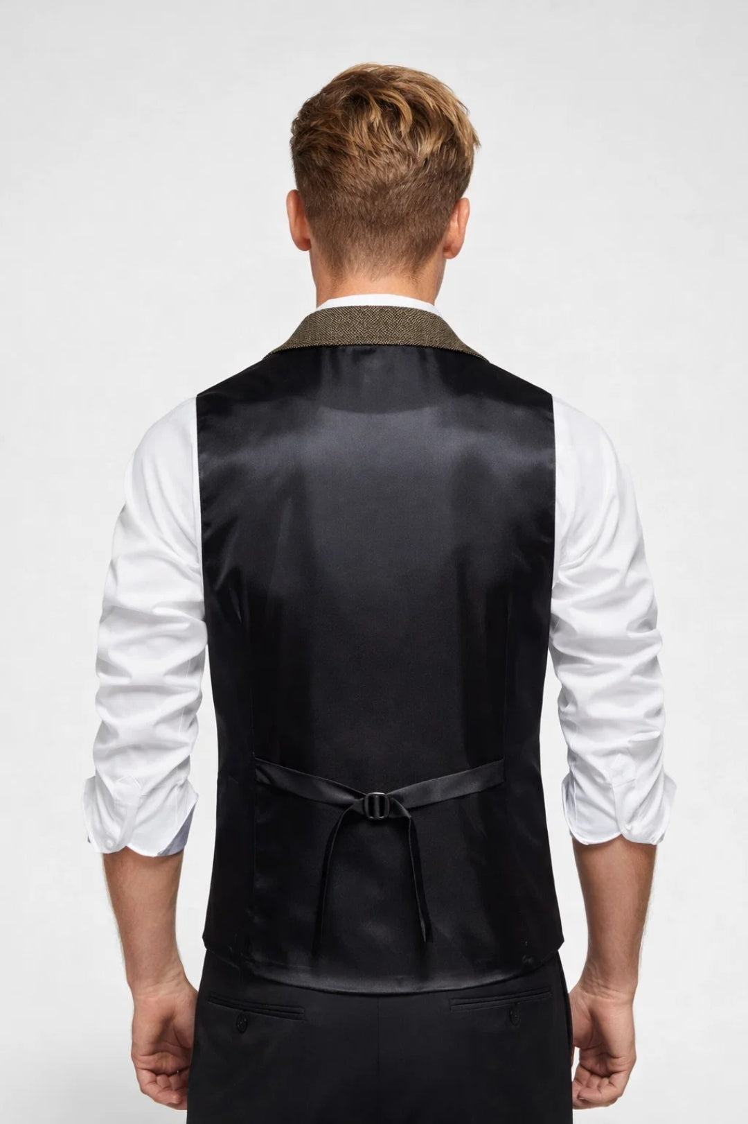 Gilet Sartoriale Uomo con Revers e Dettaglio a Catena