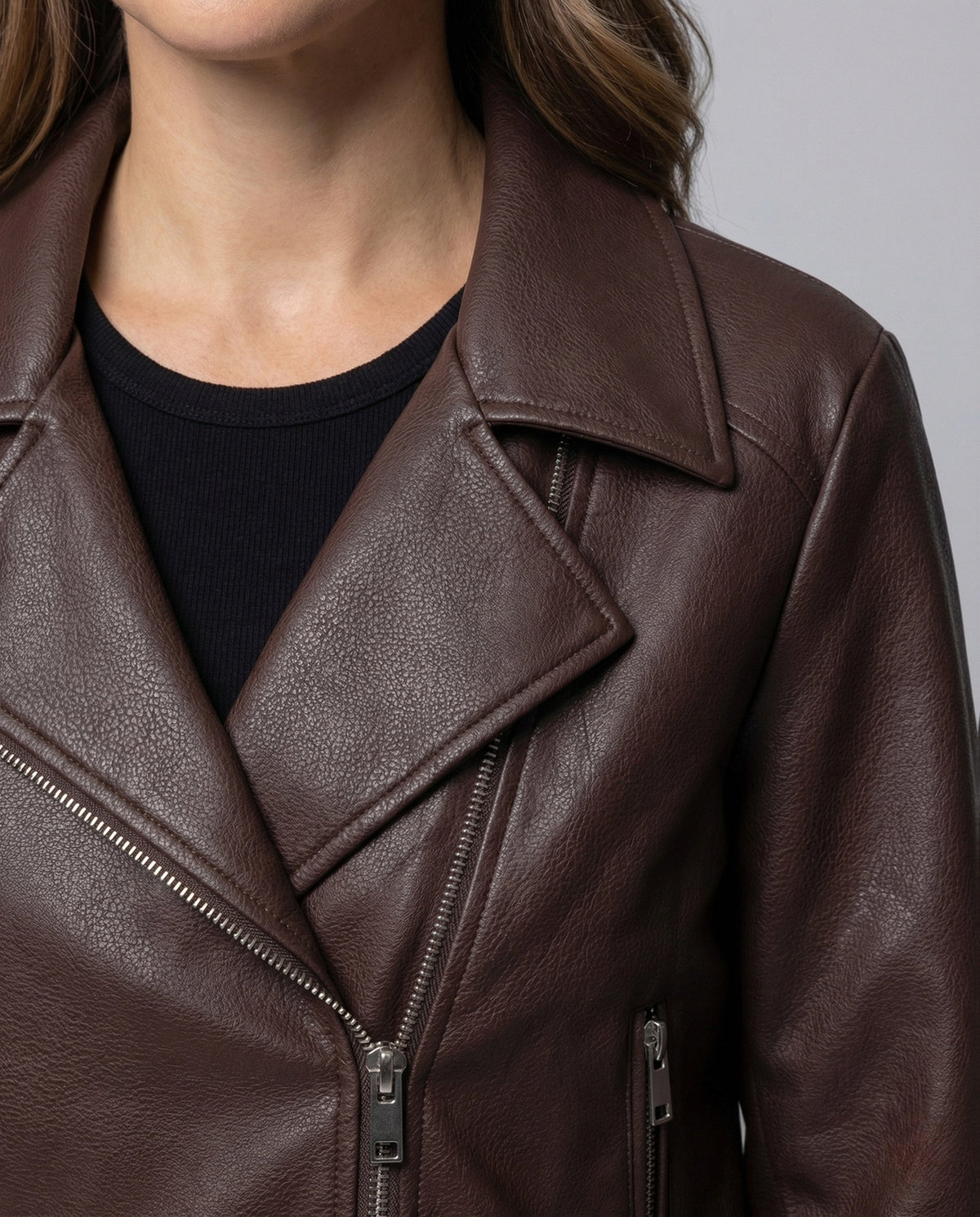 Veste biker pour femme en similicuir avec fermeture éclair asymétrique – Modèle oversize court et moderne