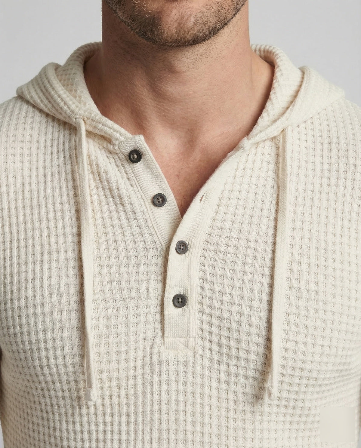 Sudadera de hombre ajustada de punto gofrado con capucha – Modelo Henley con botones y mangas largas