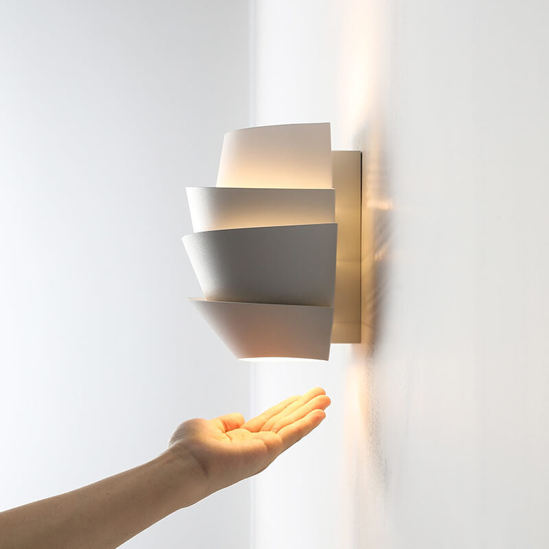 Lampada da parete scandinava NordGlow con due sorgenti luminose