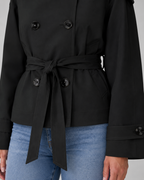 Gabardina corta para mujer con cinturón