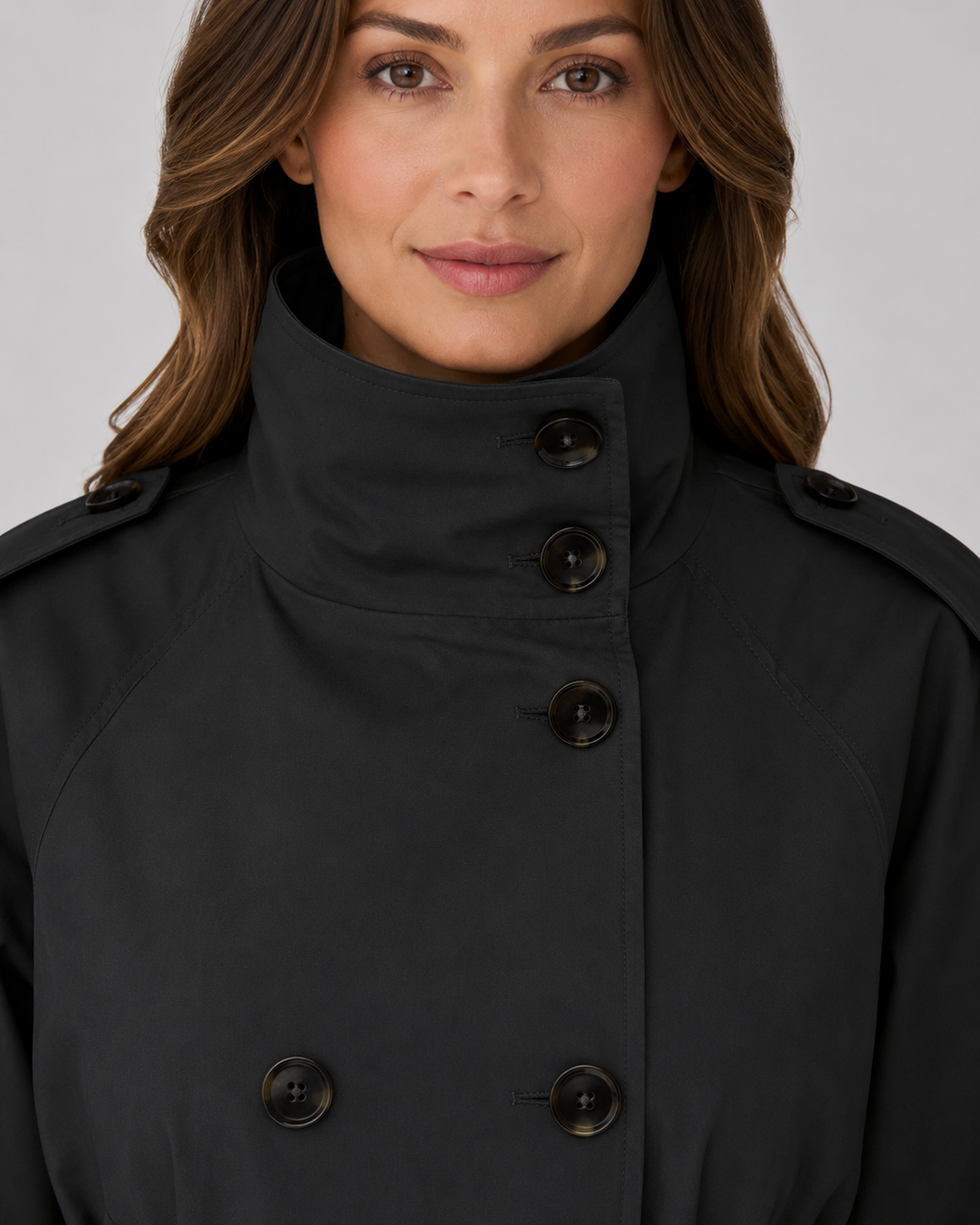 Gabardina corta para mujer con cinturón